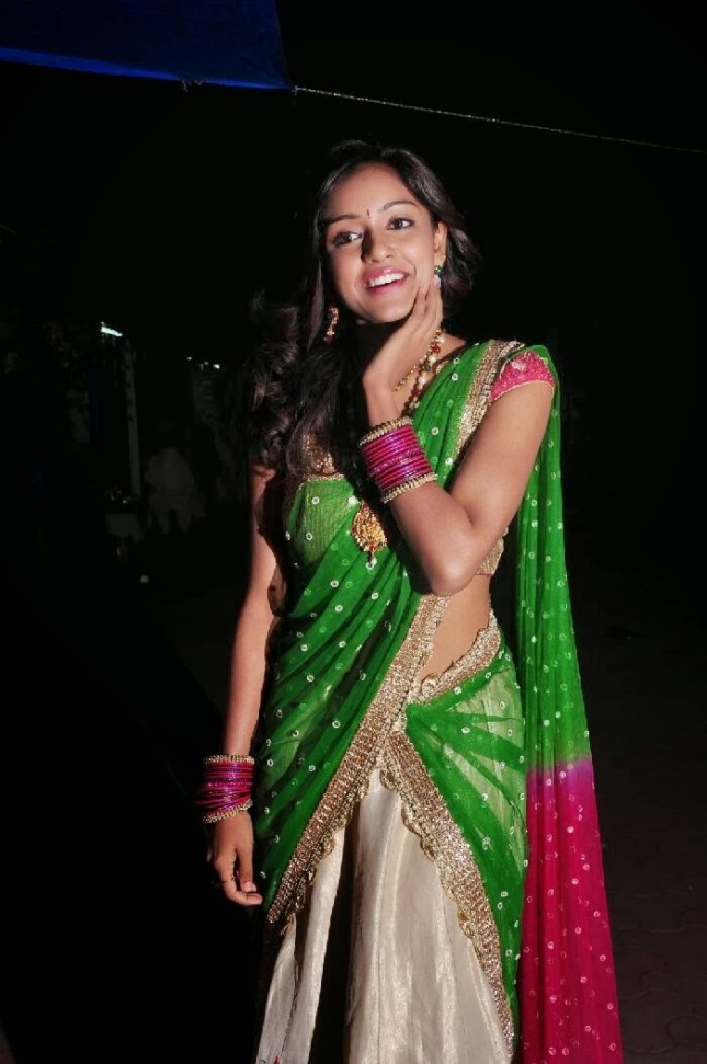 Photos of Sexy South Indian Actress in Saree