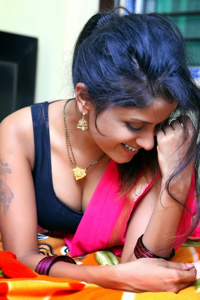 Hot Photos of Indian Housewife in Saree